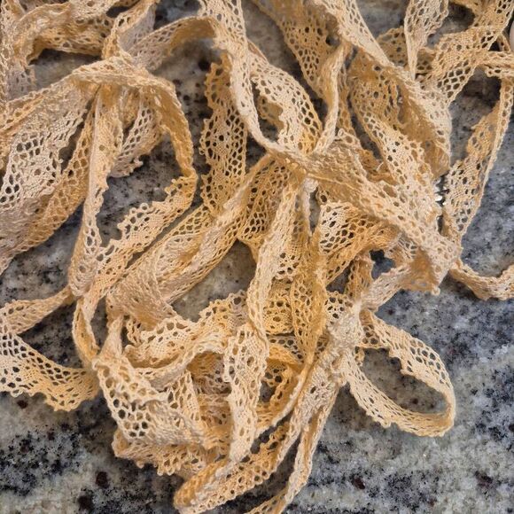 Lace, Crocheted Cotton Peach 3/4" wide x 7 yds - Picture 4 of 4